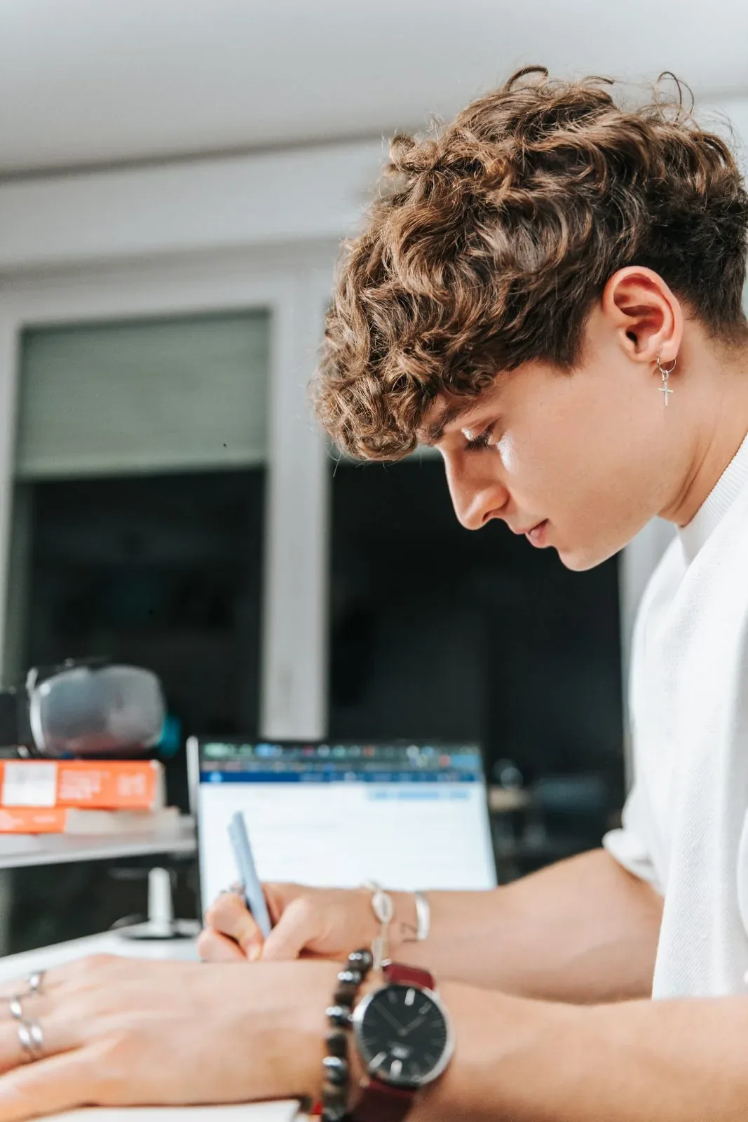Julien Giovannetti au travail, en train de prendre des notes devant son ordinateur